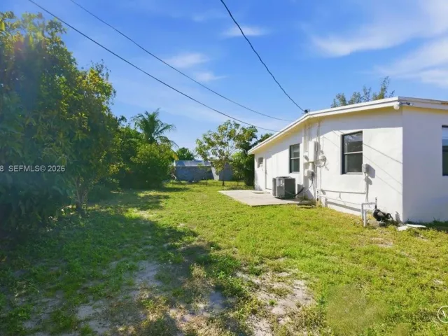 Продажа дома по адресу 1400 NE 43rd Ct - фото 7365804