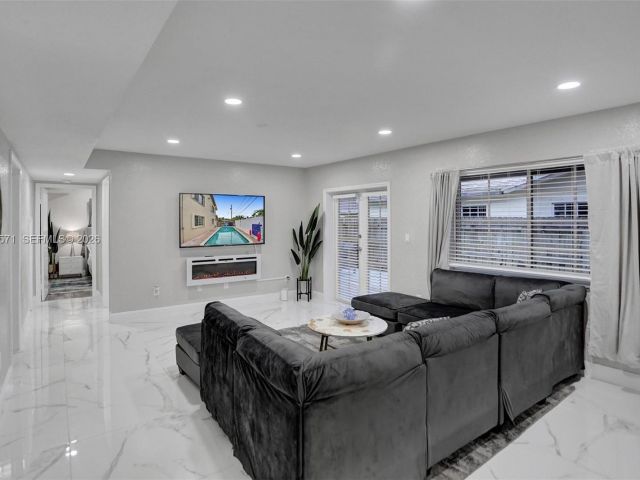 Продажа дома по адресу 466 NE 8th Ave - фото 7313533