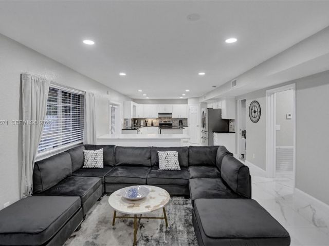 Продажа дома по адресу 466 NE 8th Ave - фото 7313534