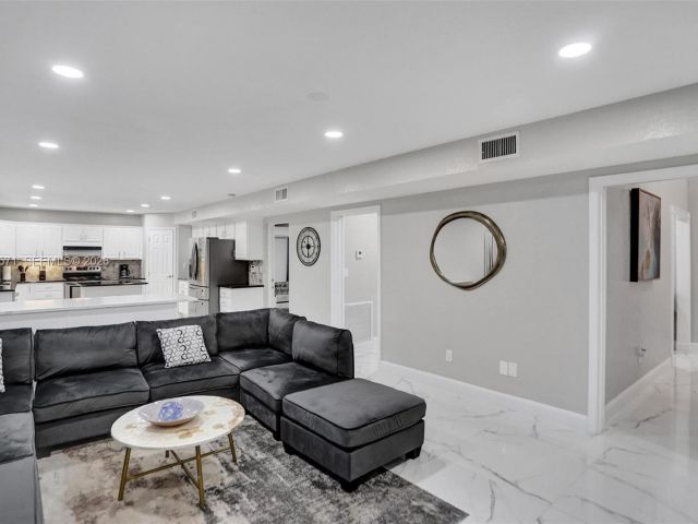 Продажа дома по адресу 466 NE 8th Ave - фото 7313535