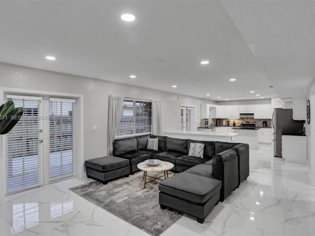 Продажа дома по адресу 466 NE 8th Ave - фото 7313537