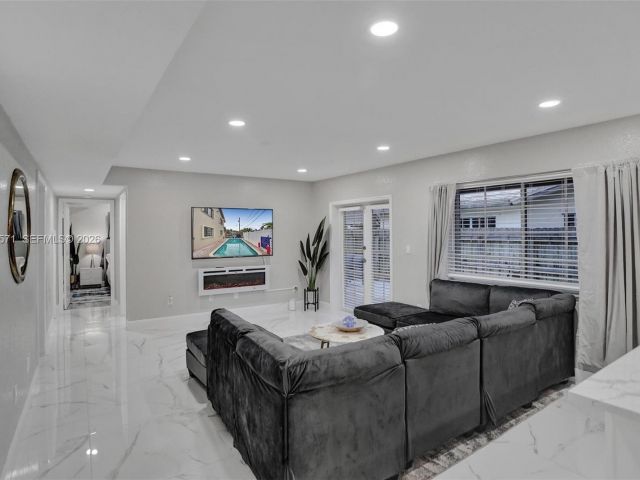 Продажа дома по адресу 466 NE 8th Ave - фото 7313538