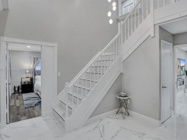 Продажа дома по адресу 466 NE 8th Ave - фото 7313547