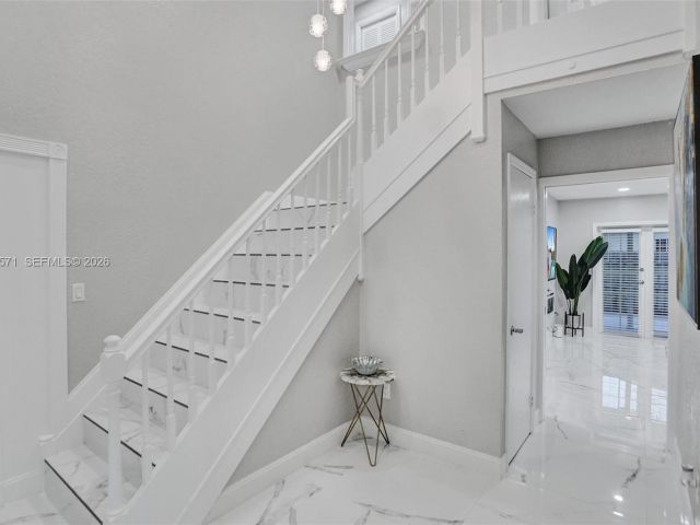 Продажа дома по адресу 466 NE 8th Ave - фото 7313548