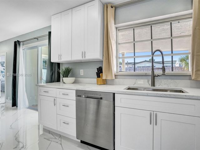 Продажа дома по адресу 477 SE 17th Ter - фото 7327162