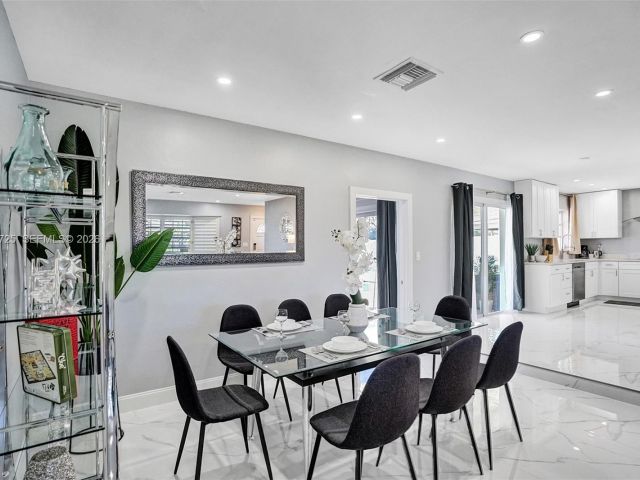 Продажа дома по адресу 477 SE 17th Ter - фото 7327167