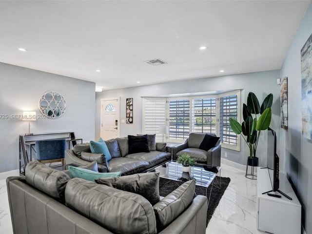 Продажа дома по адресу 477 SE 17th Ter - фото 7327170