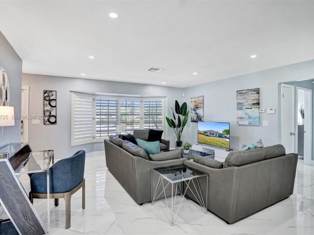 Продажа дома по адресу 477 SE 17th Ter - фото 7327171