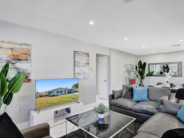 Продажа дома по адресу 477 SE 17th Ter - фото 7327173