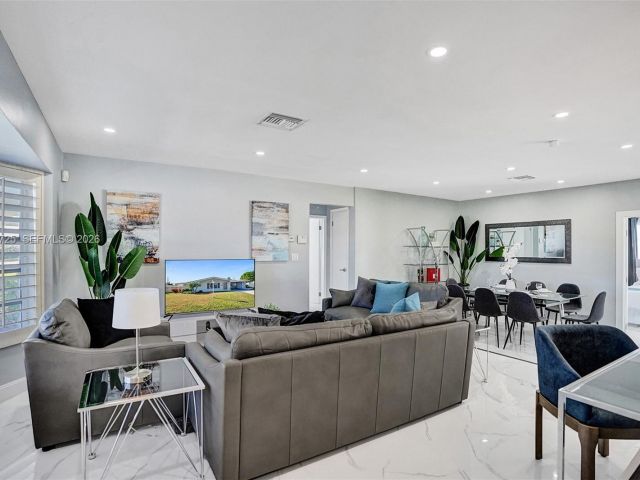 Продажа дома по адресу 477 SE 17th Ter - фото 7327174