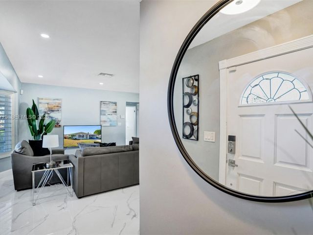 Продажа дома по адресу 477 SE 17th Ter - фото 7327175