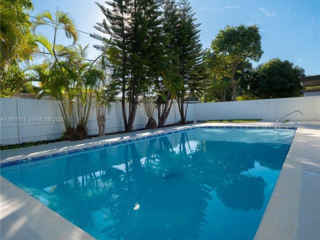 Продажа дома по адресу 15411 NE 10th Ave - фото 7332013