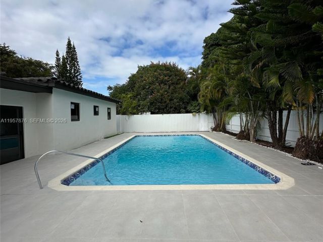 Продажа дома по адресу 15411 NE 10th Ave - фото 7332014