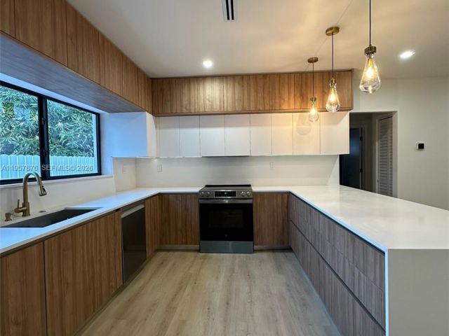 Продажа дома по адресу 15411 NE 10th Ave - фото 7332018