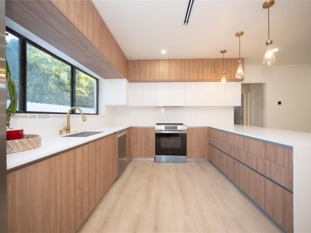 Продажа дома по адресу 15411 NE 10th Ave - фото 7332019