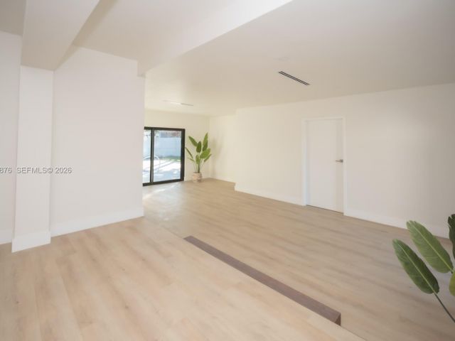 Продажа дома по адресу 15411 NE 10th Ave - фото 7332020