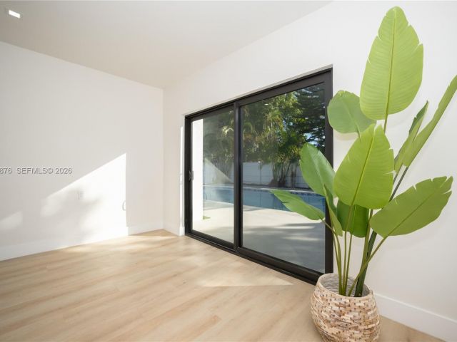 Продажа дома по адресу 15411 NE 10th Ave - фото 7332021