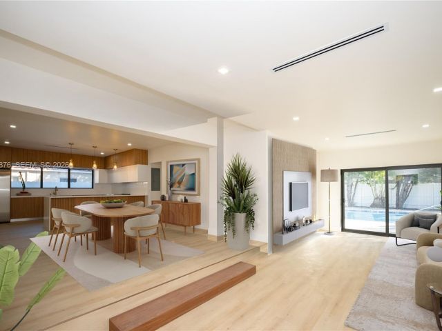 Продажа дома по адресу 15411 NE 10th Ave - фото 7332024