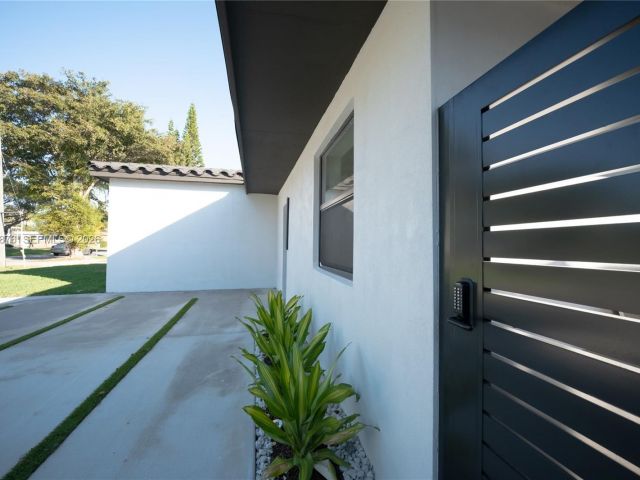 Продажа дома по адресу 15411 NE 10th Ave - фото 7332027