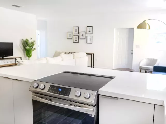 Дом в аренду по адресу 1221 NW 45th St A - фото 7331482