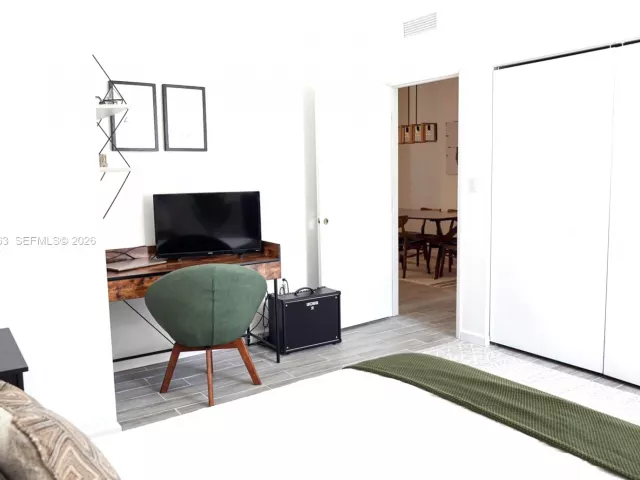 Дом в аренду по адресу 160 NE 57th B - фото 7331555