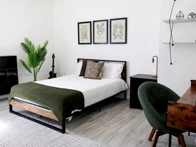 Дом в аренду по адресу 160 NE 57th B - фото 7331556