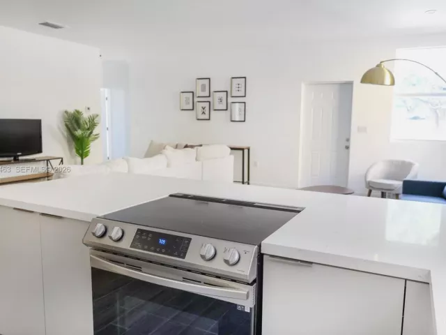 Дом в аренду по адресу 160 NE 57th B - фото 7331559