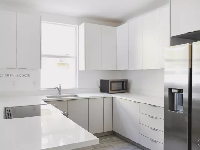 Дом в аренду по адресу 160 NE 57th B - фото 7331560