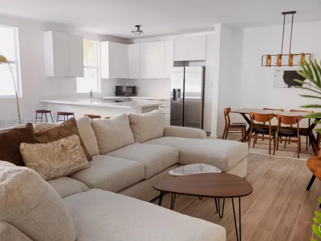 Дом в аренду по адресу 160 NE 57th B - фото 7331561