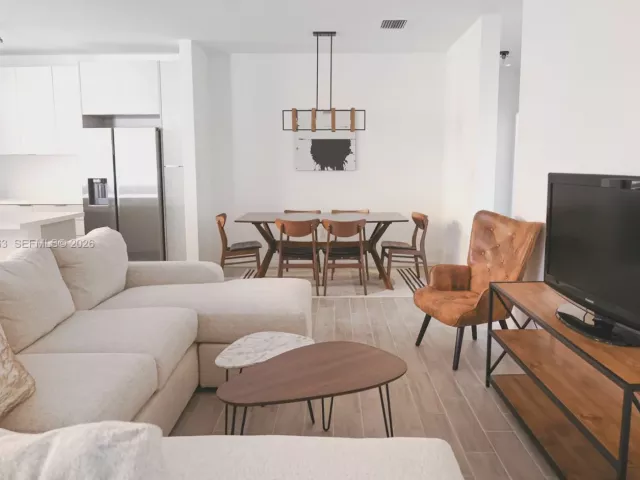 Дом в аренду по адресу 160 NE 57th B - фото 7331562