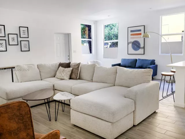 Дом в аренду по адресу 160 NE 57th B - фото 7331564