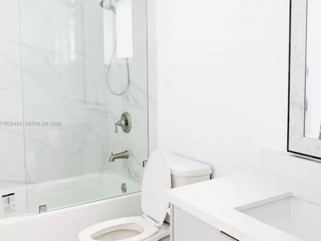 Дом в аренду по адресу 160 NE 57th B - фото 7331547