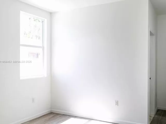 Дом в аренду по адресу 160 NE 57th B - фото 7331548