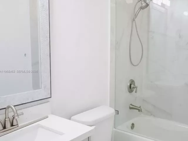 Дом в аренду по адресу 160 NE 57th B - фото 7331550