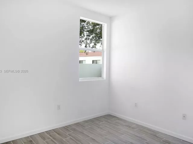 Дом в аренду по адресу 160 NE 57th B - фото 7331551