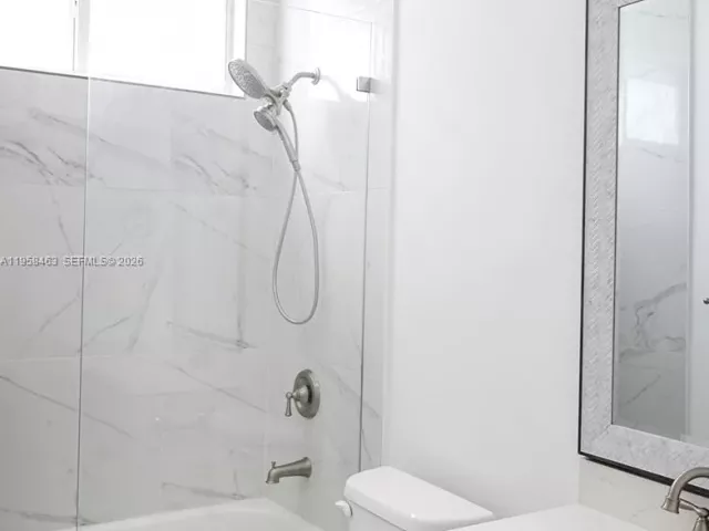 Дом в аренду по адресу 160 NE 57th B - фото 7331554