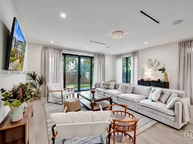 Дом в аренду по адресу 1101 NE 16th Ter TH#1 - фото 7333958