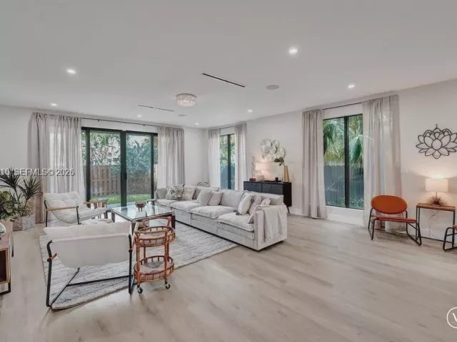 Дом в аренду по адресу 1101 NE 16th Ter TH#1 - фото 7333960