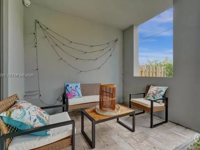 Дом в аренду по адресу 1101 NE 16th Ter TH#1 - фото 7333949