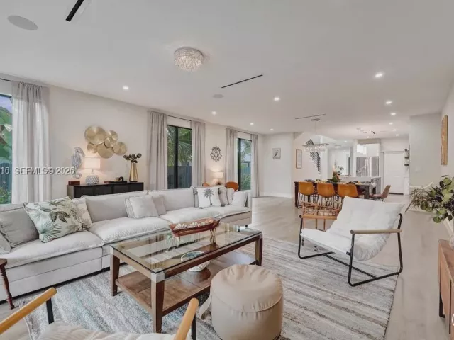 Дом в аренду по адресу 1101 NE 16th Ter TH#1 - фото 7333950