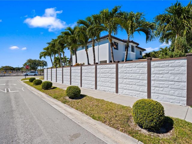 Продажа дома по адресу 3281 SW 145th Ave - фото 7463803