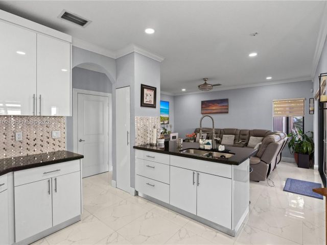 Продажа дома по адресу 3281 SW 145th Ave - фото 7463823