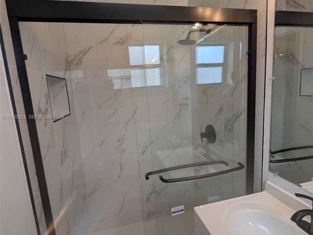 Дом в аренду по адресу 517 S 19th Ave 517 - фото 7474407