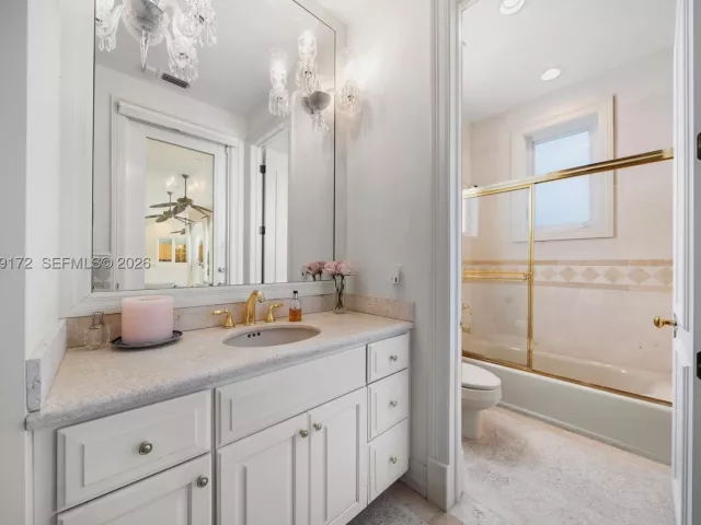 Продажа дома по адресу 8400 SW 52nd Ave - фото 9087216