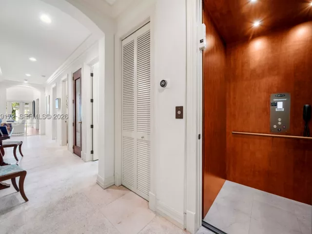 Продажа дома по адресу 8400 SW 52nd Ave - фото 9087219