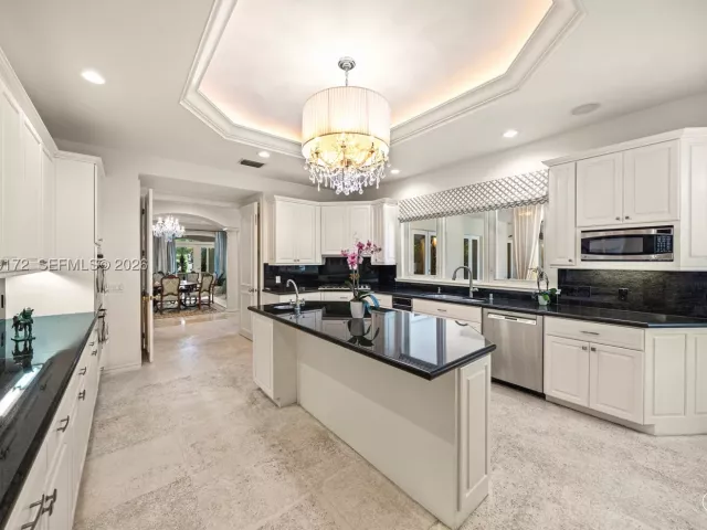 Продажа дома по адресу 8400 SW 52nd Ave - фото 9087221
