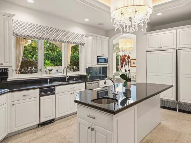 Продажа дома по адресу 8400 SW 52nd Ave - фото 9087223