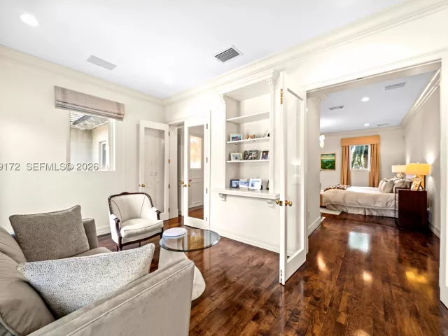 Продажа дома по адресу 8400 SW 52nd Ave - фото 9087233