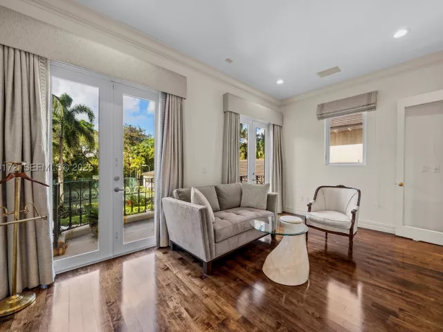 Продажа дома по адресу 8400 SW 52nd Ave - фото 9087234