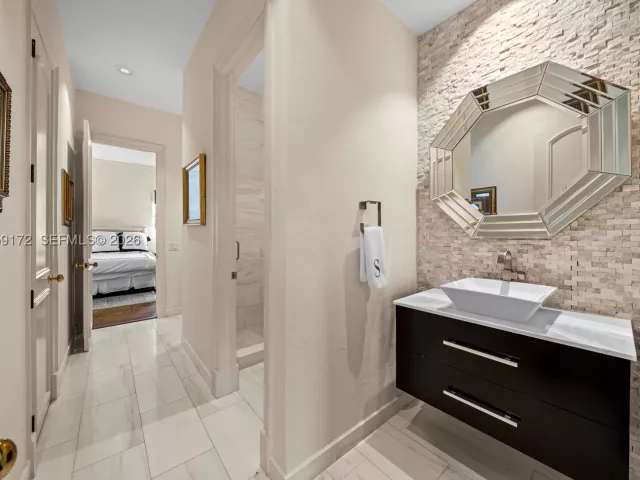 Продажа дома по адресу 8400 SW 52nd Ave - фото 9087272